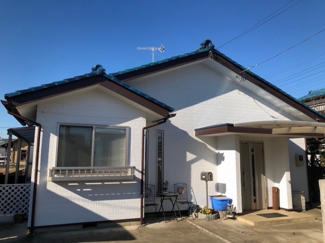 深谷市で遮熱フッ素塗料を使用して外壁塗装。玄関屋根のブルーが鮮やかです！