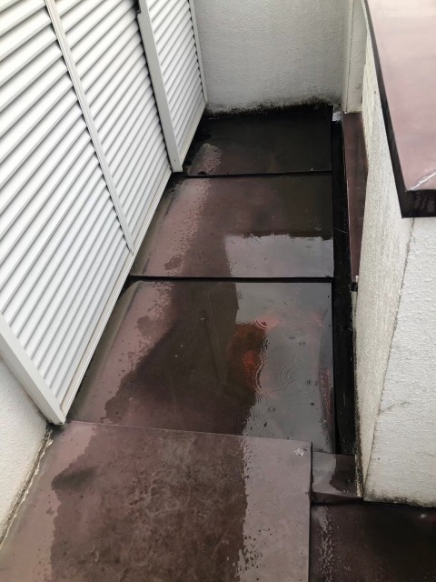 神川町で空き家のバルコニー防水工事。バルコニー下の部屋は雨漏り。