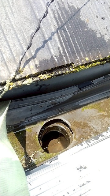 小川町で雨樋清掃。集水器から溢れていた雨水はお掃除をして解消。