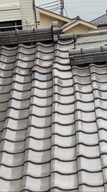 深谷市で雨漏りSOS。部分的に屋根葺き直し工事をして、雨漏りを止めます。