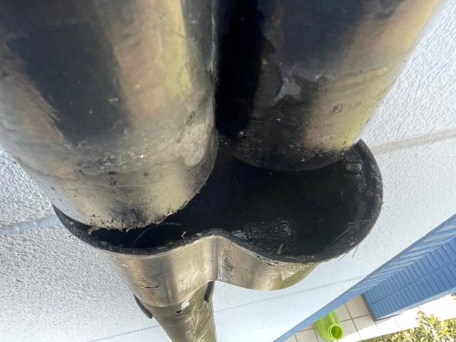 本庄市で雨樋清掃。泥が詰まった寄せマスは、外してお掃除。