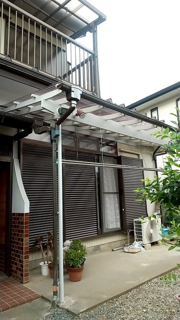 深谷市で玄関庇を張り替え。テラスは塗装してポリカ波板を張替え。