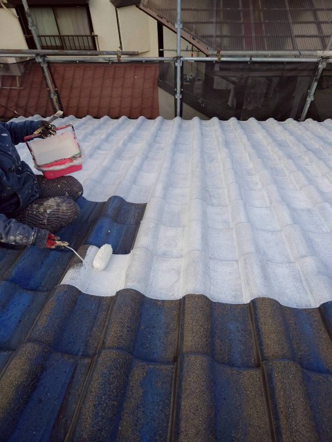 深谷市で遮熱塗料を使用した屋根塗装。下塗り作業の様子です。