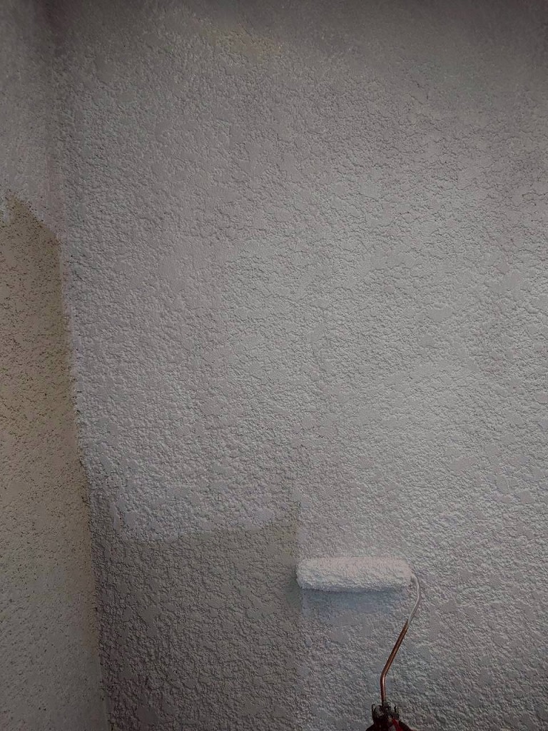 深谷市で行った、外壁塗装工事の下塗り作業の様子です。