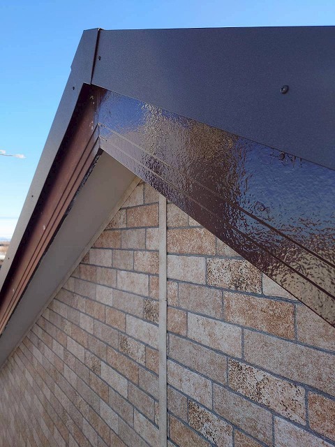 熊谷市で行った、付帯部塗装の様子です。外壁はカバー工事。