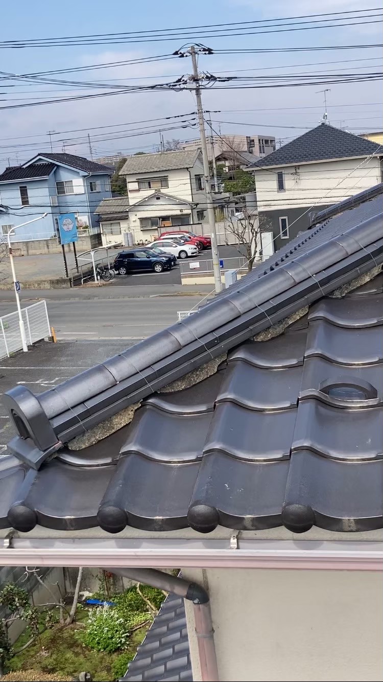 棟瓦の歪みと漆喰の劣化