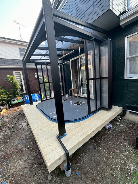 深谷市で2×4材を使用しウッドデッキ補修。サンルームの建付けも良くなりました。