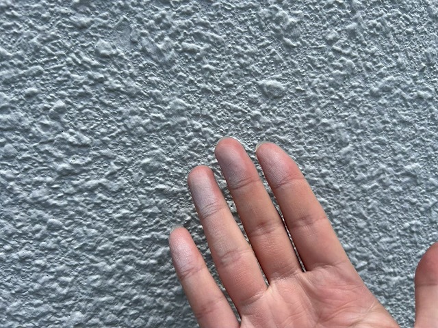 龍ケ崎市で外壁塗装前に調査したチョーキングやひび割れ、防水面の劣化症状