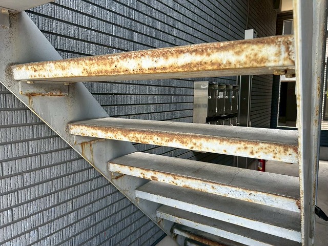 鉄骨階段の踏板の錆び