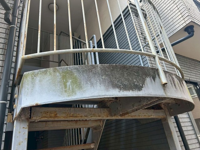 らせん階段下部の錆び