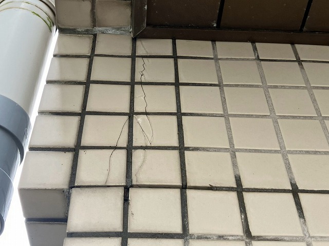 出隅タイルのひび