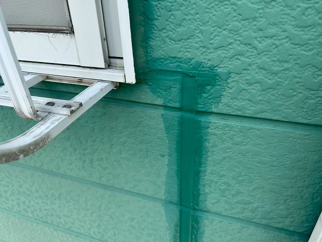 窓下の雨だれ跡