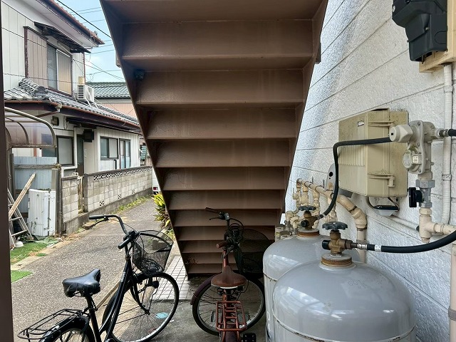 建物側面と外階段