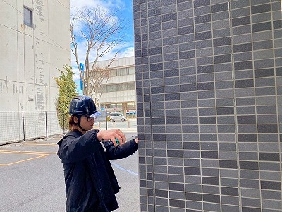 外壁面を調査する担当者