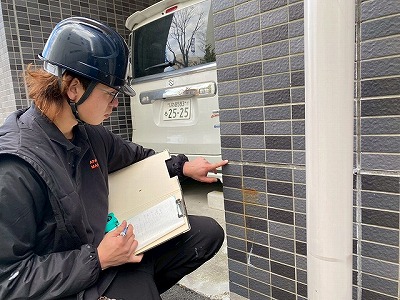 タイル外壁を点検中