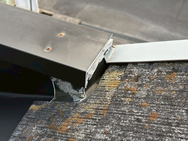 屋根板金の取り合い隙間