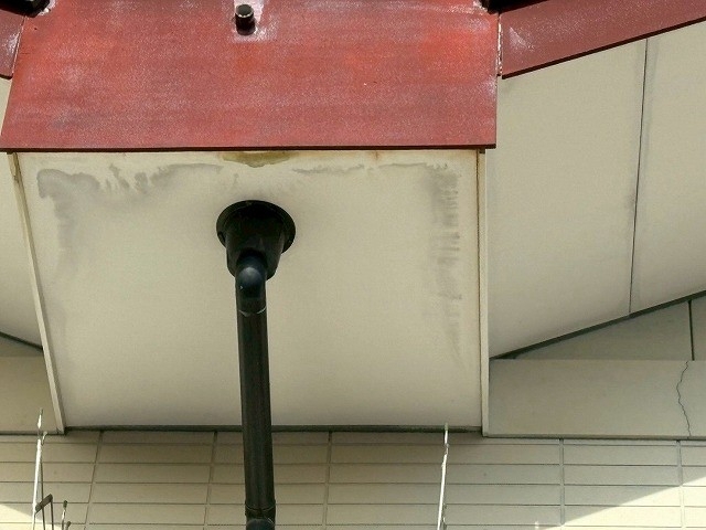 軒天の雨染み跡