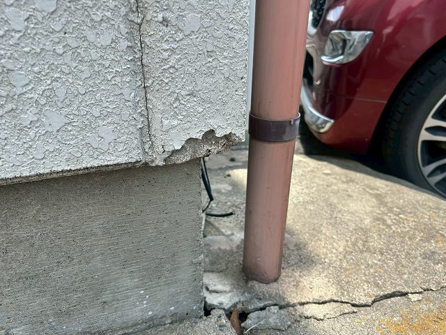 龍ケ崎市で外壁塗装前に確認したひび割れや塗膜の剥がれ、鉄骨階段の錆が進んだ住まいの現地調査