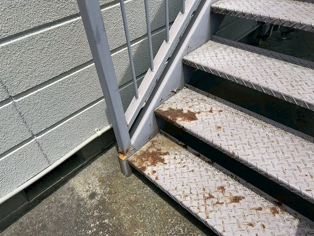 錆が出た鉄骨階段