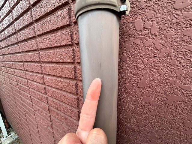 色あせた雨樋表面