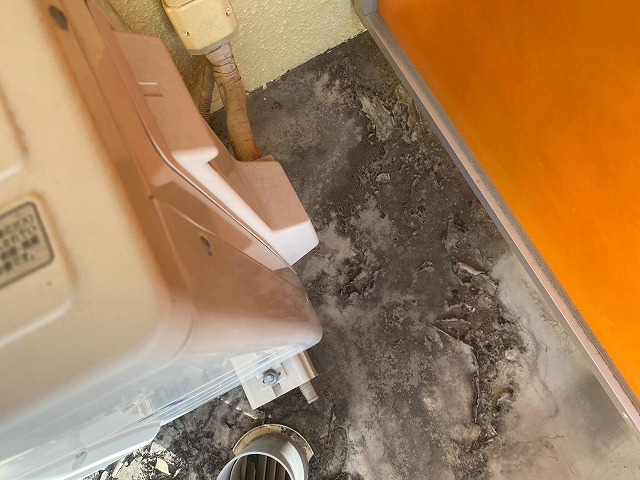 室外機足元の床面劣化