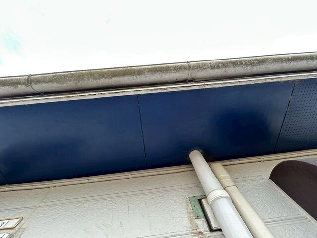 軒天と雨樋の汚れ