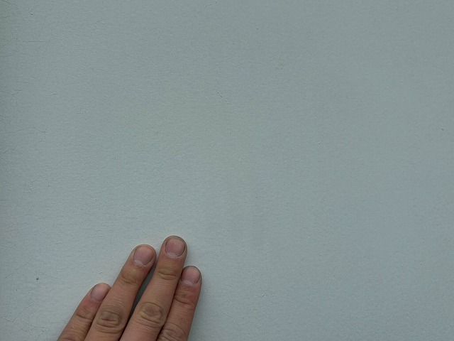 外壁を触っている写真