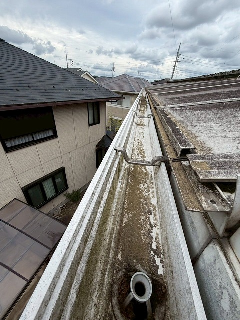 汚れの溜まった雨樋