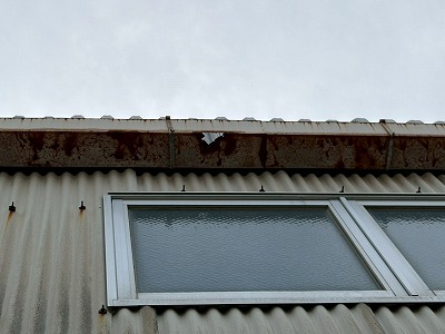 龍ケ崎市の工場で確認した庇まわりや縦樋金具の錆、窓枠腐食が進む外装調査