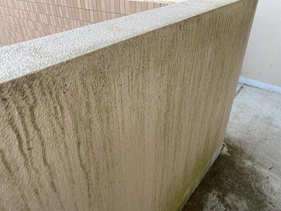龍ケ崎市のマンションRC造で調査、手すり壁の雨だれ汚れや外壁のひび割れ、防水層の傷みを確認