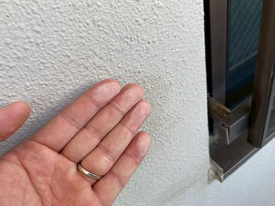 外壁の白いチョーキング