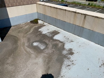 床防水面の摩耗と汚れ
