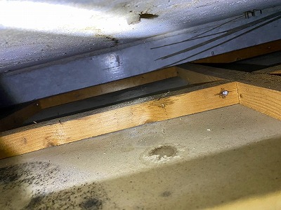 下地に残る漏水跡