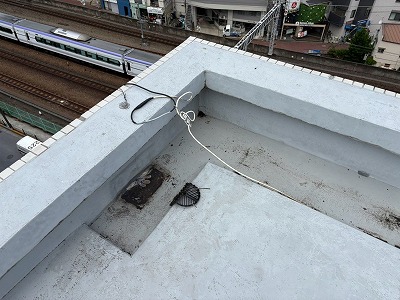 龍ケ崎市でレインボービューシステム雨漏れ調査を実施し、屋上排水まわりの錆びと室内天井の浸水反応を確認