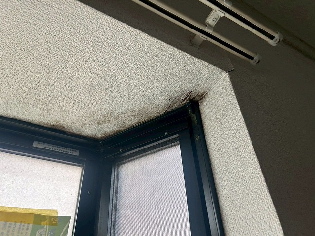 室内出窓角の雨染み