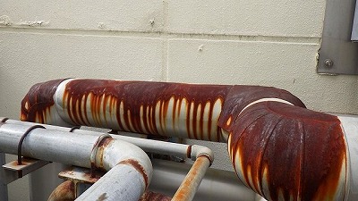 錆が進んだ配管カバー