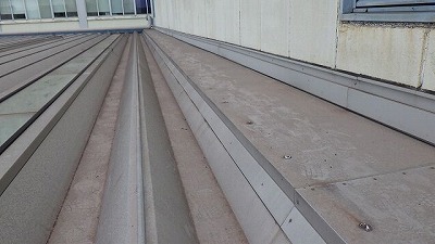 工場の折板屋根全景