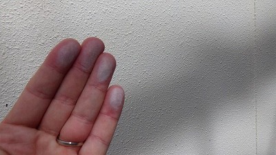 龍ケ崎市の工場で屋根と外壁を調査、チョーキングやひび割れ、塗膜剥がれと錆を確認