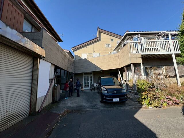 土浦で木造戸建てのベランダ床FRP防水劣化による雨漏れ調査、床の破損と柱まわりの腐朽を確認