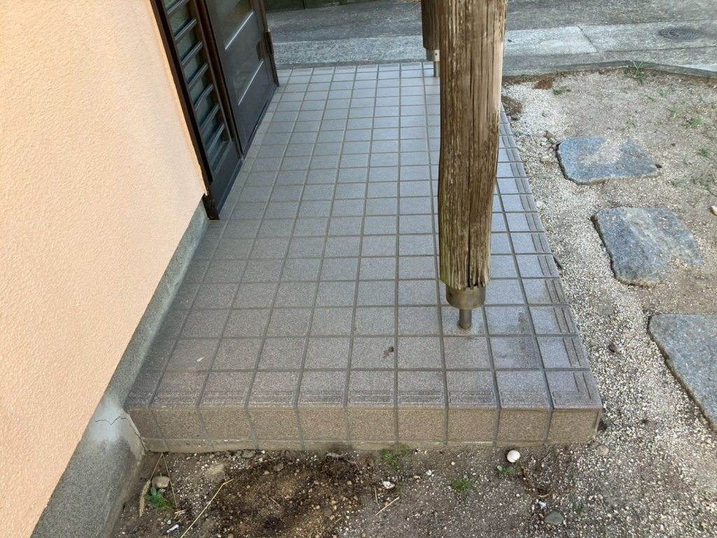 玄関柱脚の劣化状況