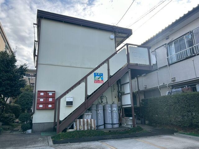 龍ケ崎で確認した二階建てアパート外壁が腐食し浮いている現地調査で見えた中間水切りまわりの膨れと隙間