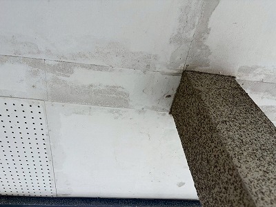 軒天の雨染み跡
