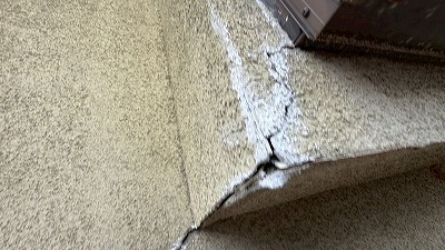 出隅の大きなひび