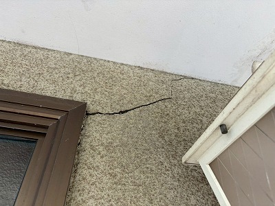 窓上外壁のひび割れ