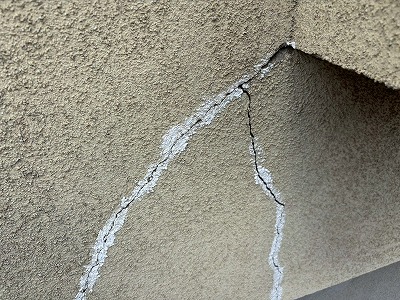 補修跡沿いのひび