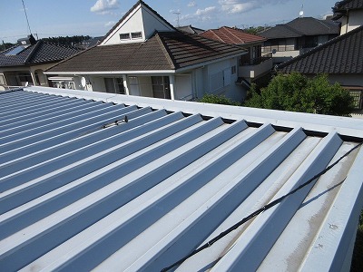 龍ケ崎市の戸建て現場調査で確認した金属屋根の色あせと外壁ひび割れ、木部剥がれの進行状況
