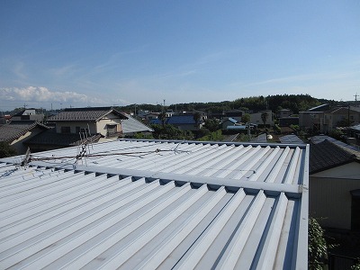 金属屋根を遠景で確認