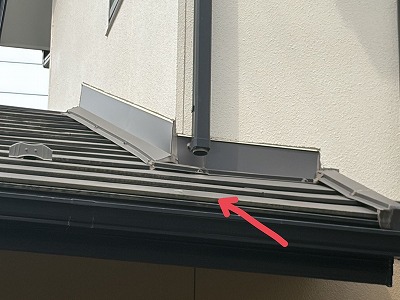 下屋根上で途切れた竪樋