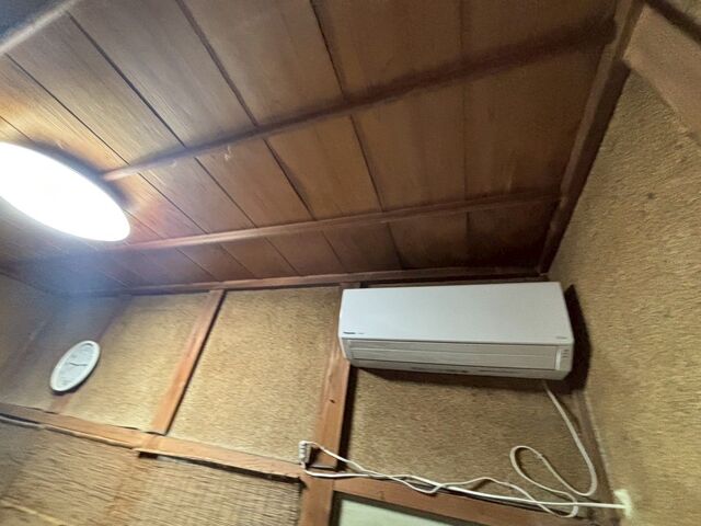 別室の木目天井