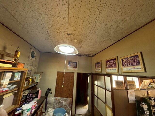 雨染みが広がる室内天井